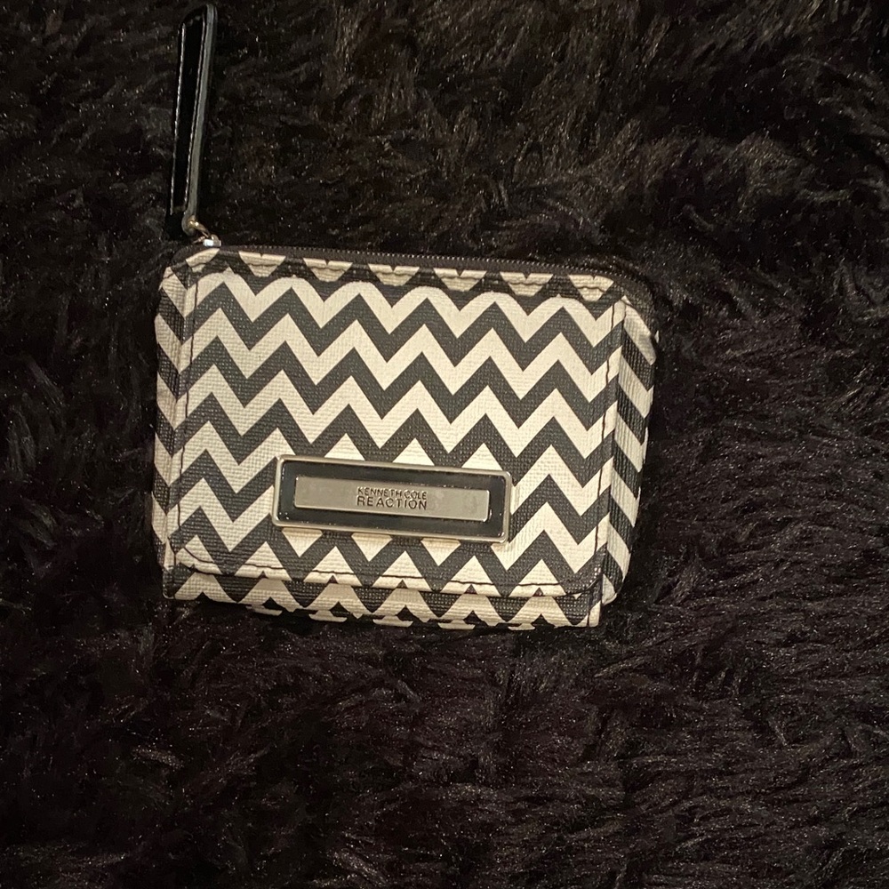 Kenneth Cole Reaction Black and White Chevron Zip Wallet